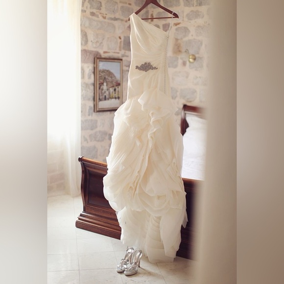 OBO Vera Wang White Wedding Dress - Size 2 (unaltered
NWT) - Picture 1 of 11